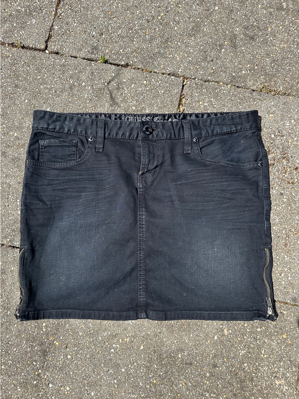 Guess Black Denim Mini Skirt Triangle Logo Y2K Grunge Size 30 - Picture 2 of 5
